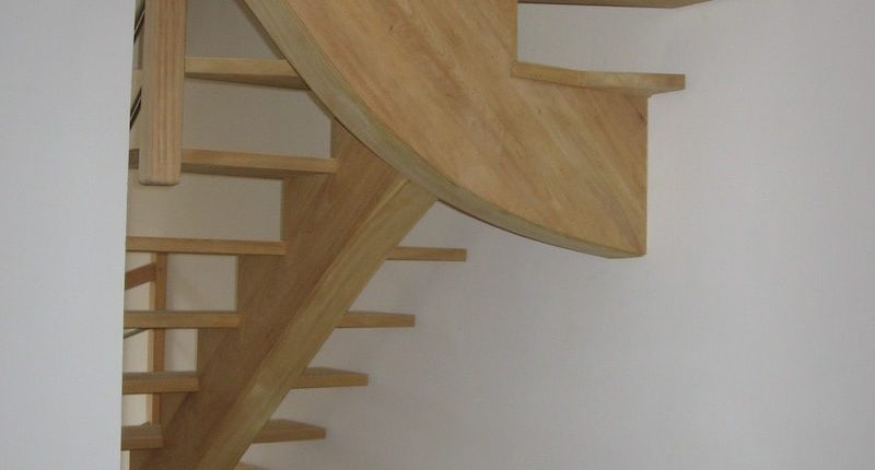 Escalier en bois avec limon central